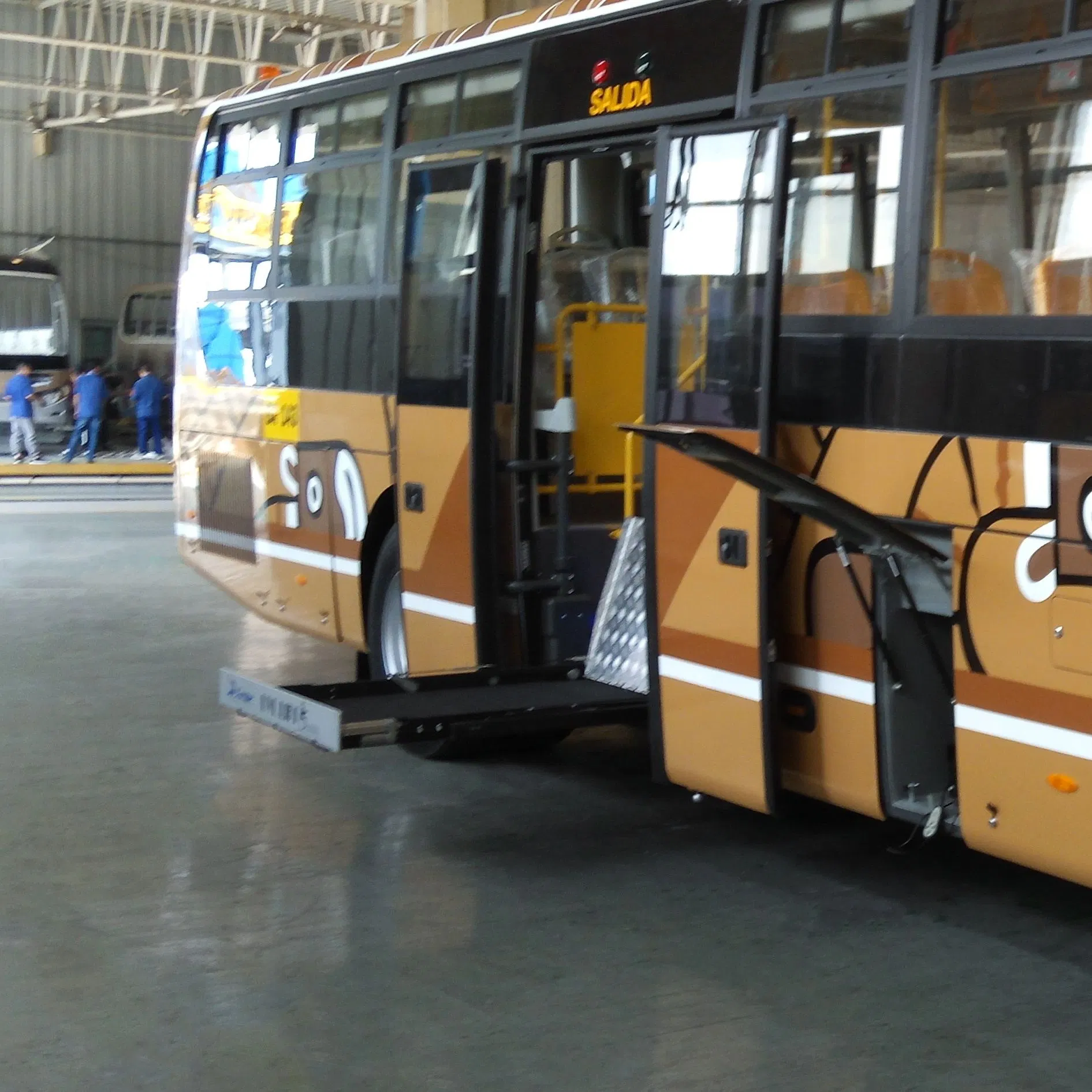 Auto Scissor Wheelchair Lifts Wheelchair Hoist to Help Passenger to Get on Bus