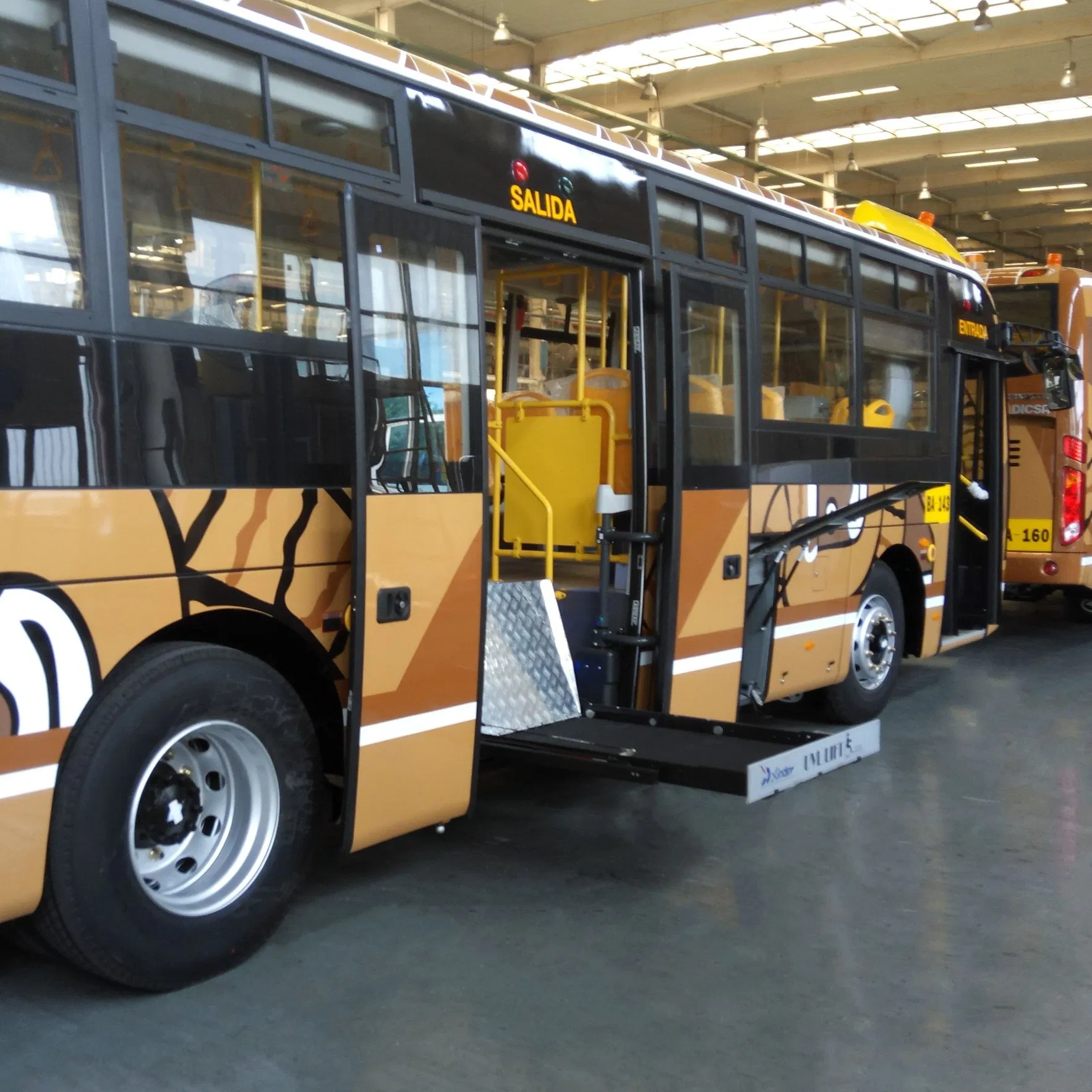 Auto Wheelchair Lifter Wheelchair Hoist for Bus with Ce Certification Model Wl-Uvl-1300
