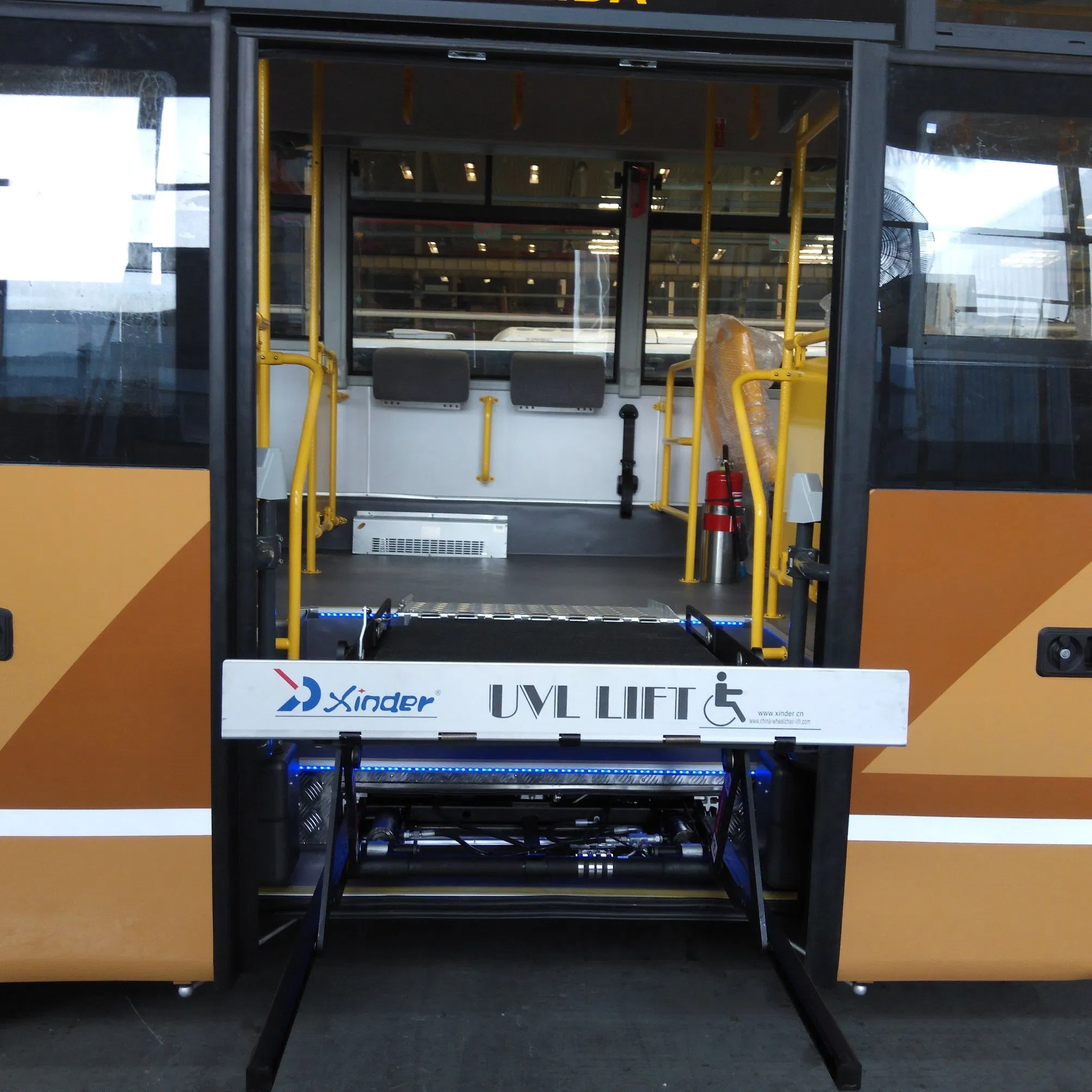 Ce Certified Scissor Wheelchair Lifts and Wheelchair Lifting Table with Capacity 300kg