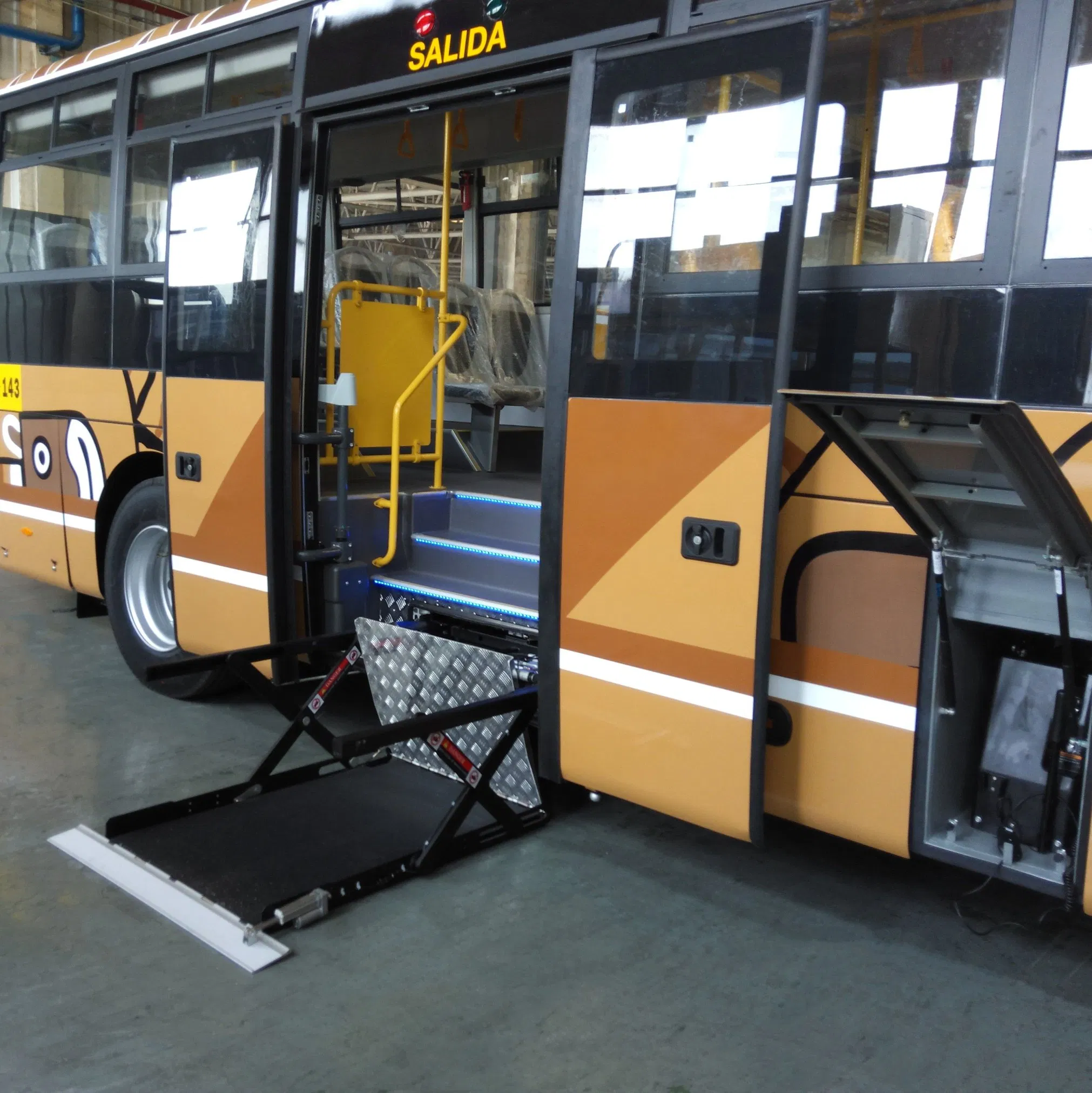 Electric and Hydraulic Scissor Wheelchair Lift Wheelchair Lifting Platform with Capacity 300kg