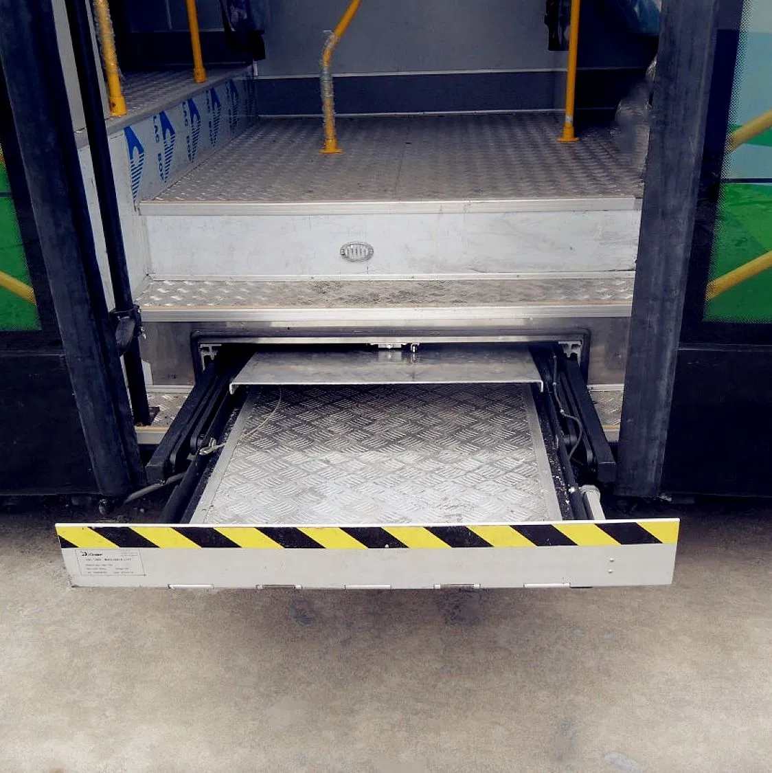 Hydraulic Wheelchair Lifts for Bus Wheelchair Hoist (WL-UVL-700)